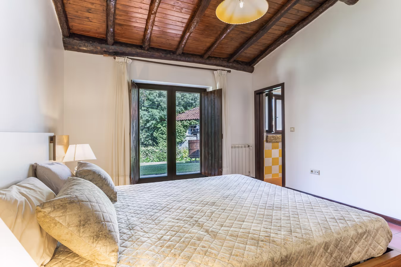 Cama de casal e luz natural