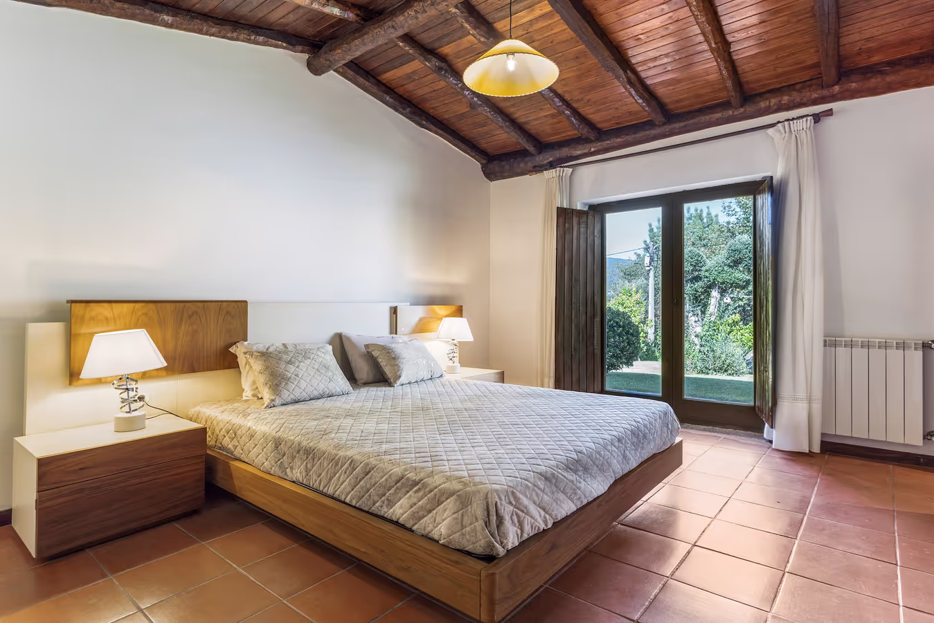 Quarto virado para o jardim