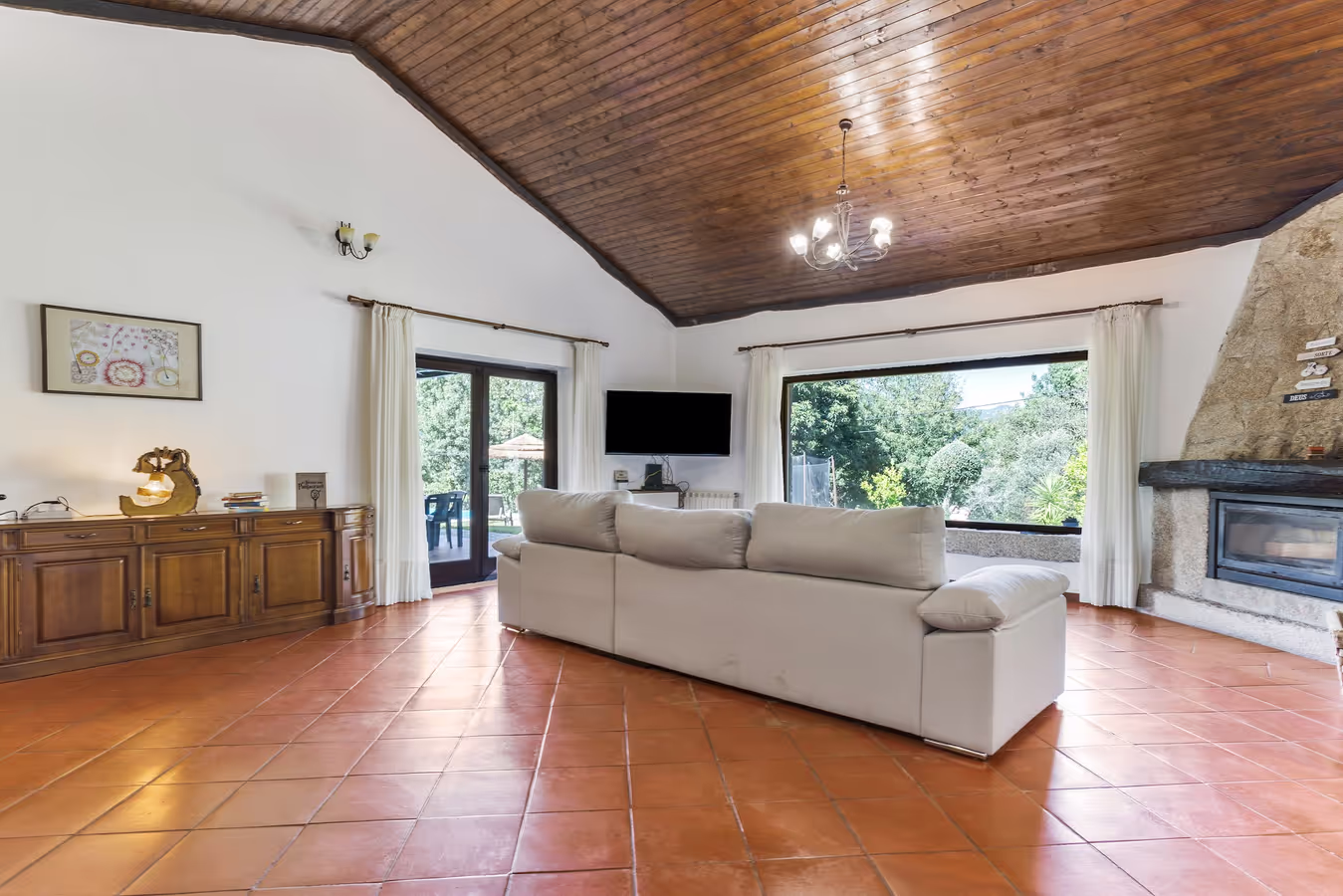 A lareira e a vista para o jardim