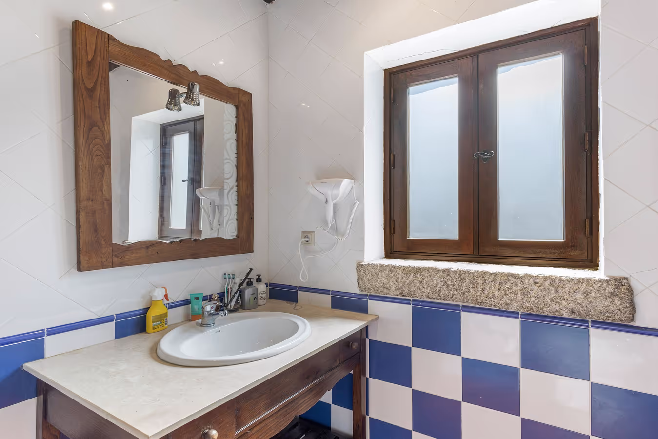 Lavatório e azulejo azul